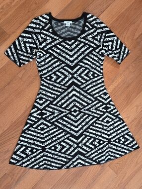 Bar III Black & White Geometric Skater Dress, Juniors Large, Adult Small